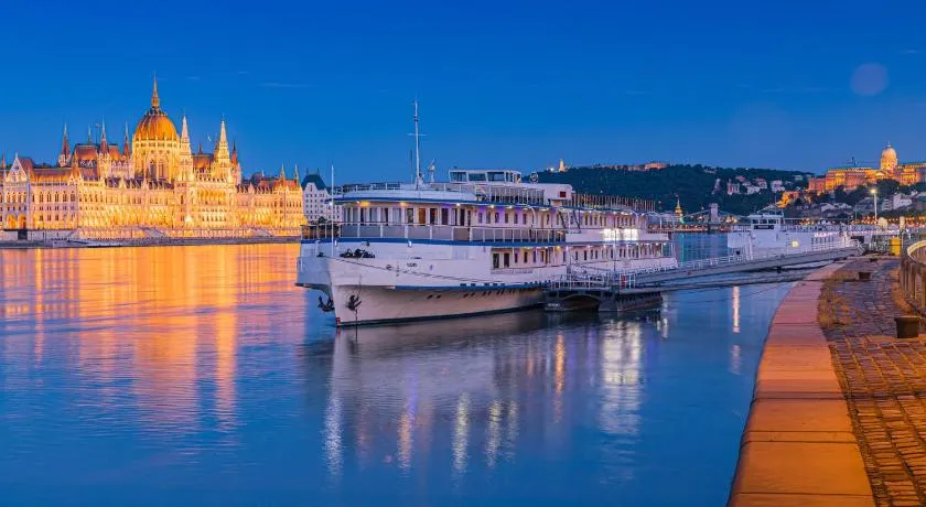 Grand Jules - Boat Hotel - Image 1