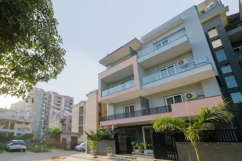 Oyo Townhouse 938 Hotel Near Omaxe Celebration Mall - Image 1