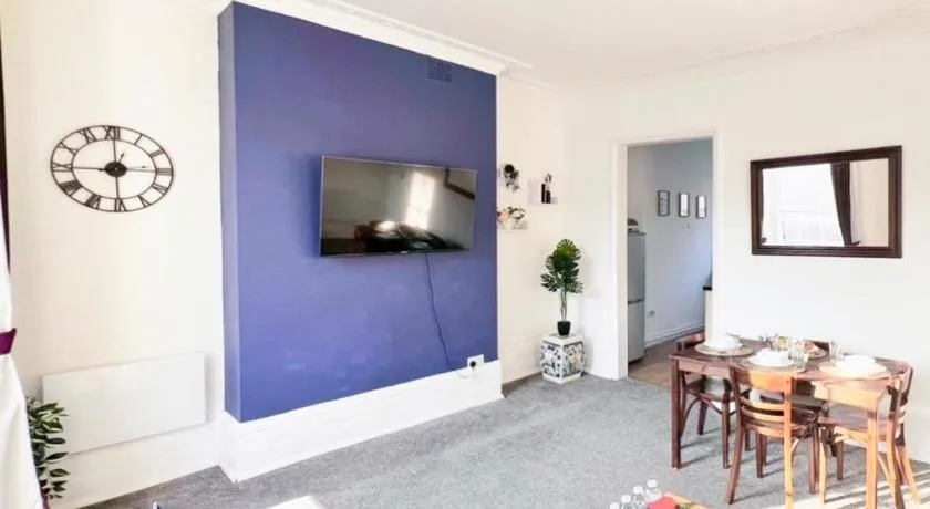 Camden 3-Bed Sleeps 6 1 Min to Tube & Parking - Image 1