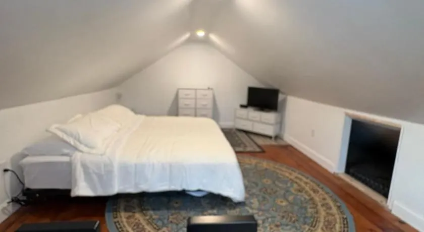 Large King Suite Completely Private Space Stay close enough to Newport without the Noise - Image 1