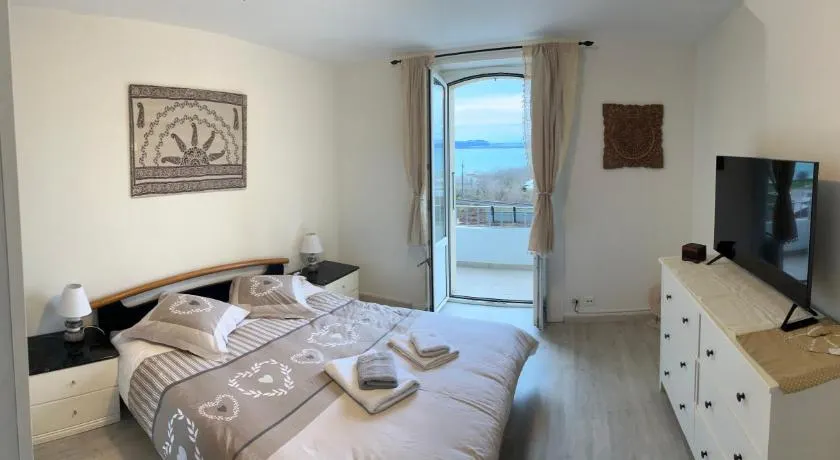 La Maison Bleue à 2 pas du Lac du Neuchâtel - Image 1