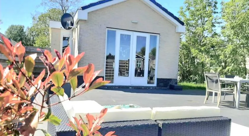 Huisje Britt met grote tuin en veel privacy - Image 1