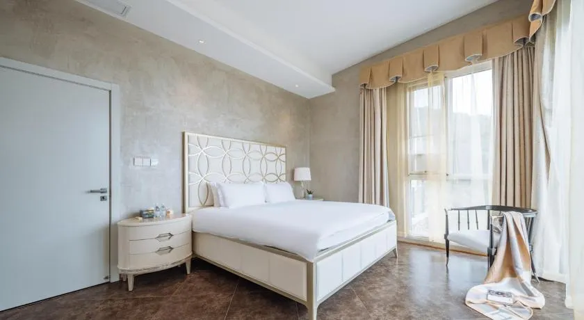 Huazhu Luxury Lakeside B&B - Image 1