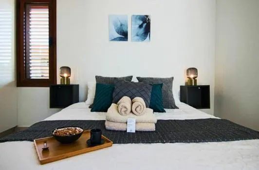 Seaside Comfort Stay Flat - Image 1