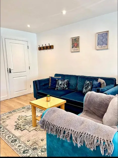 Tranquil Turquoise - 3 Bed House With Parking - Image 1