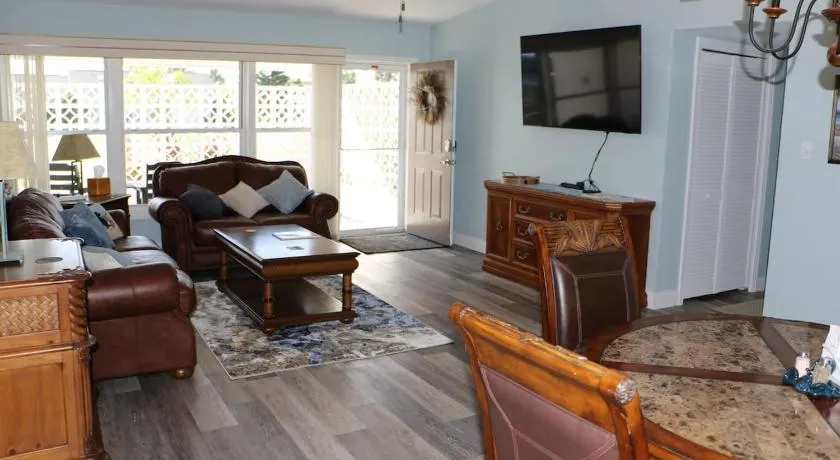 Stella's Beach House - Image 1
