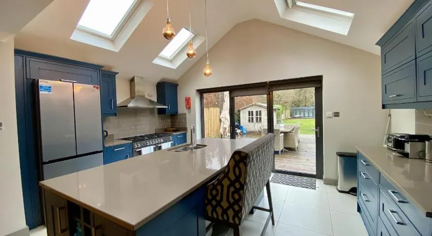 Ascot stunning and modern 4 bedroom town house with 156 sq ft garden office 28 - Image 1