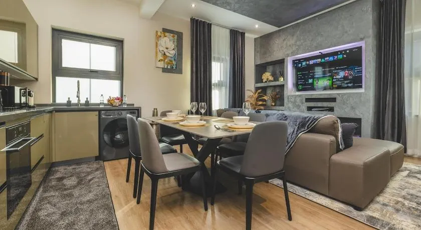 Luxury 2-Bed Apartment - Stylish Comfort and Design - Image 1