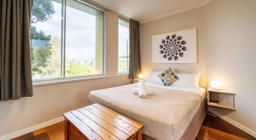 Quaint Auchenflower 1B1B Apt w Parking Close to UQ M5 - Image 1