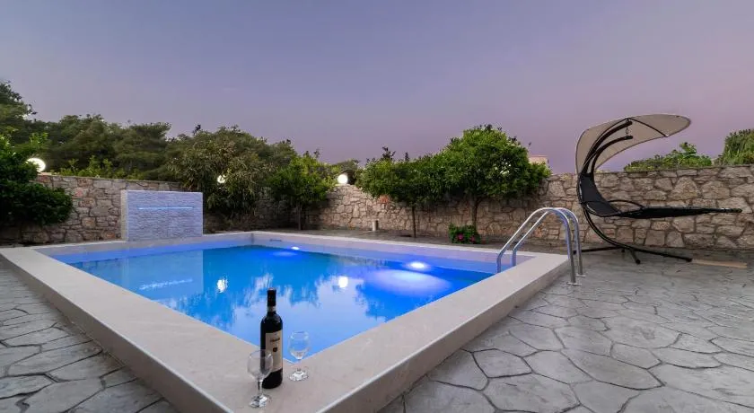Greek Style Ground Floor Apartment & Pool - Image 1