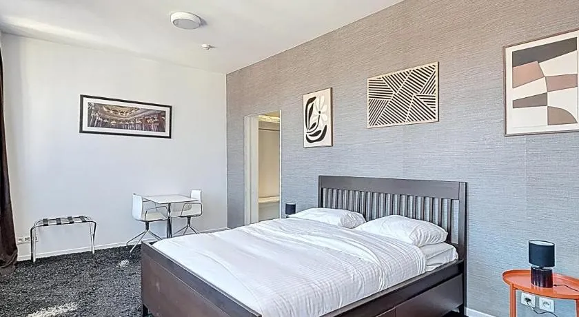 Keyless Hotel - Van Gaver - Image 1