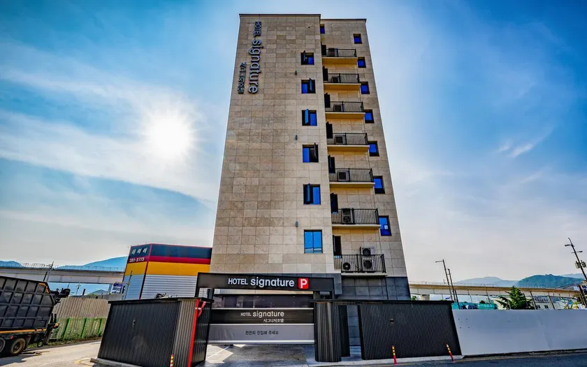 Hotel Signature - Image 1