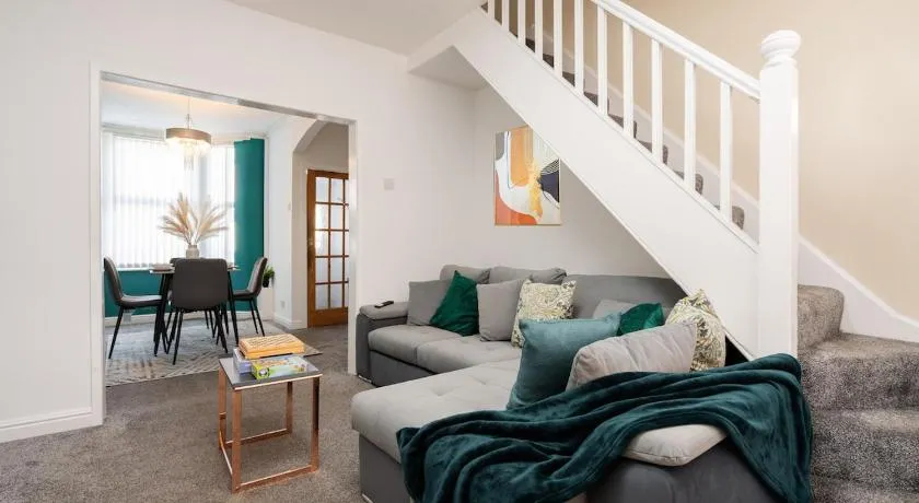 Entire 2 Bedroom Apartment-Free Parking & Super fast Internet - Sleeps 6 - Image 1