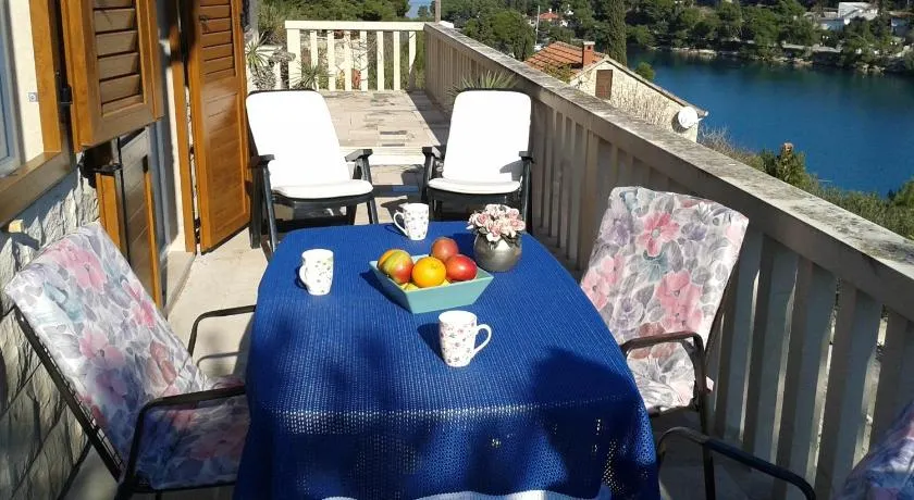 Apartment Splitska - Image 1