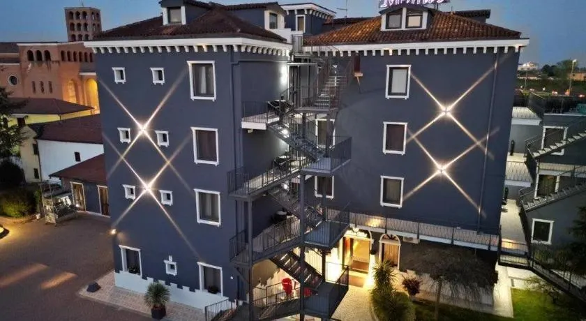 Momi's Hotel - Image 1