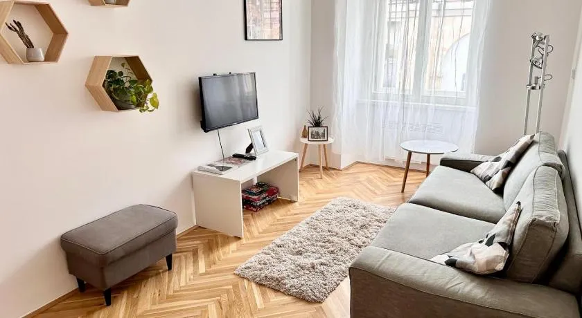 Viaduct View Apartment - Image 1