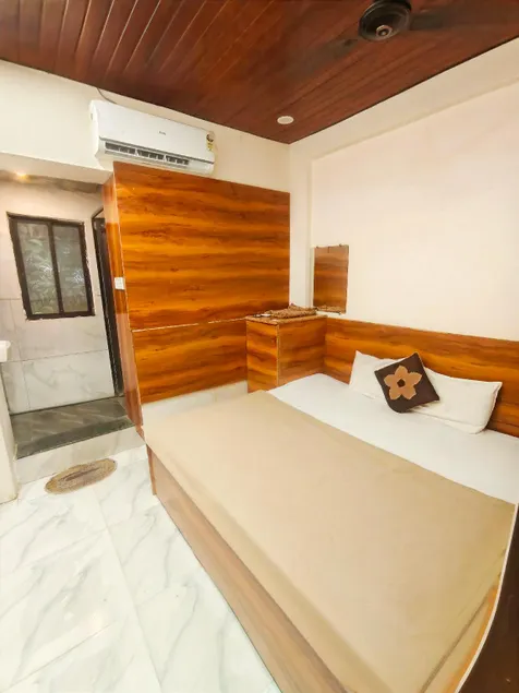 HOTEL OM PALACE NEAR MAHAKALESHWAR TEMPlE - Image 1