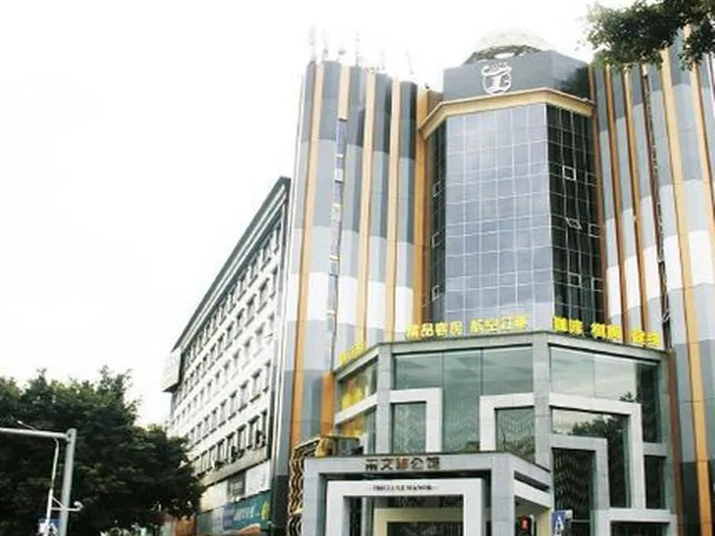 The Luxe Manor - Image 1