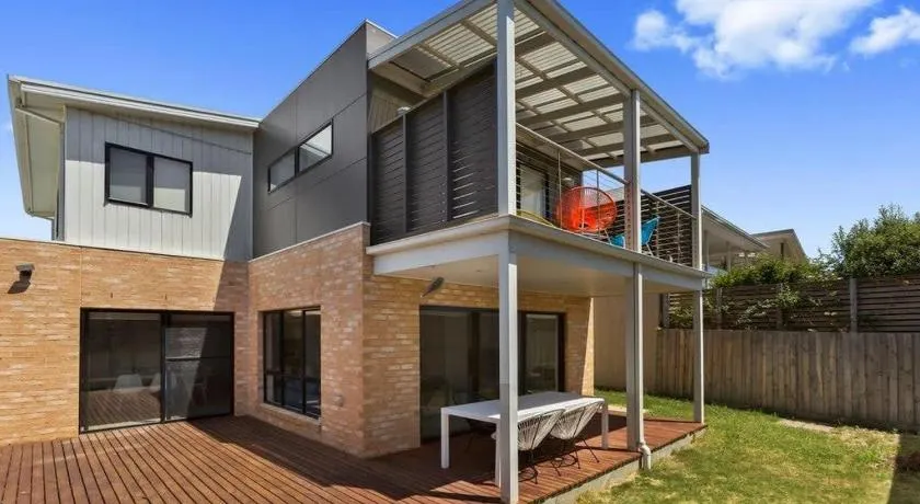 Coastal Holiday Living Bay Views Prime Location - Image 1