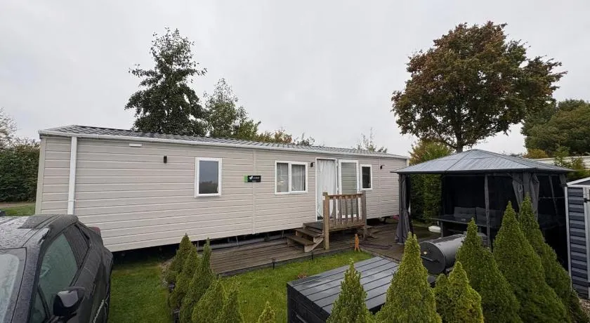 Chalet Meerwijck mit Terrasse am Wasser mit Strand und Schwimmbad - Image 1