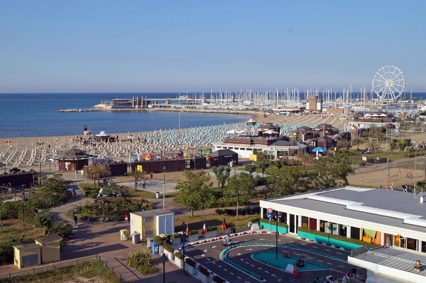 Hotel River fronte mare con piscina - Image 1