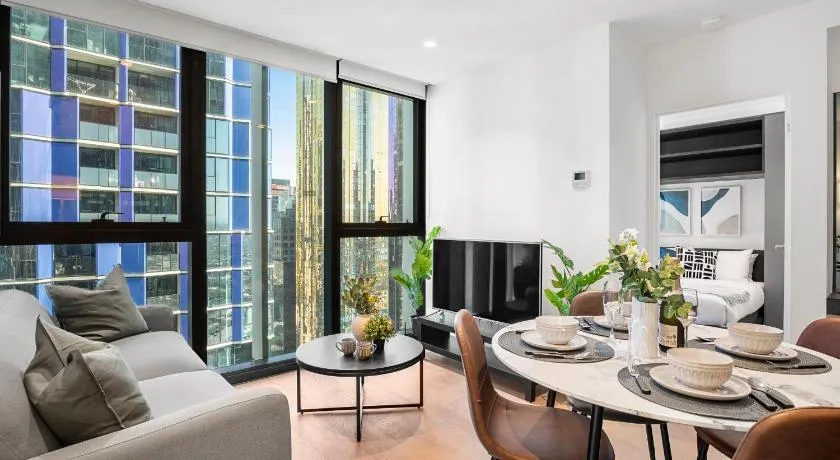 Stunning 2BR Apartment in Melb CBD with Pool and Gym - Image 1