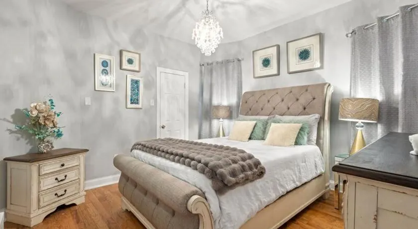 New Luxurious 5BD-2BA Duplex-FREE WINE-2CAR Parking - Image 1