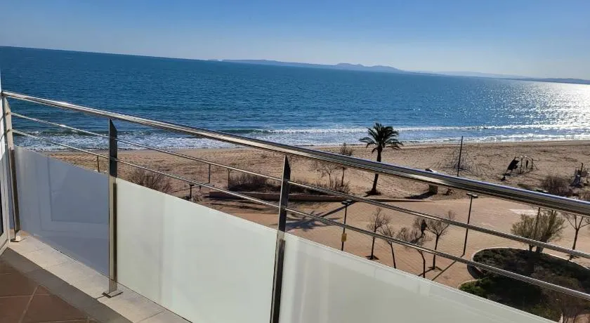 Apartamento primera línea Roses con vistas al mar AV-09 - Image 1