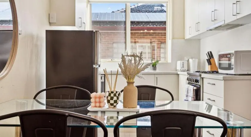 Domi Rentals - The Carlisle Street Apartments - Image 1