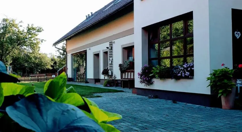 Dvoupokojový apartmán s kuchyňským koutem - Image 1