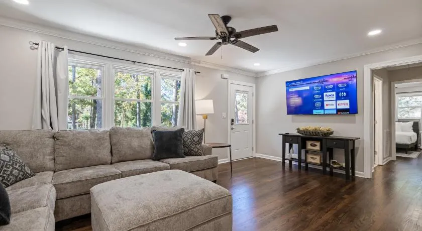 Modern 3BR Home Near LakePoint with Fenced Yard - Image 1