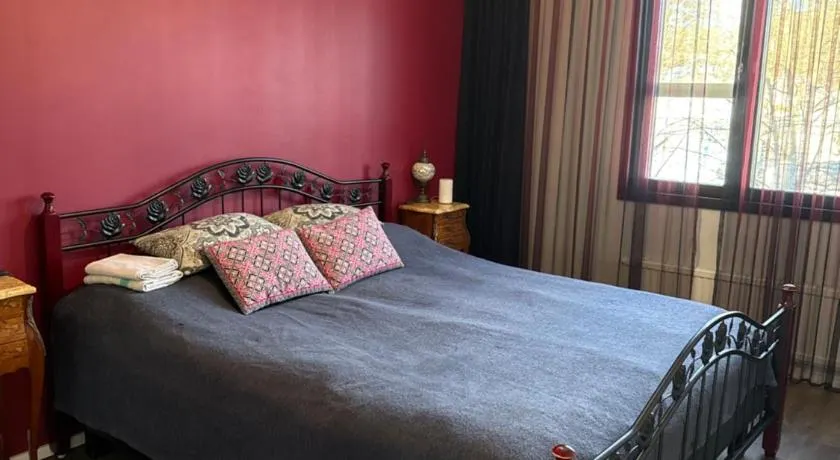 Homestay in modern apartment - Image 1