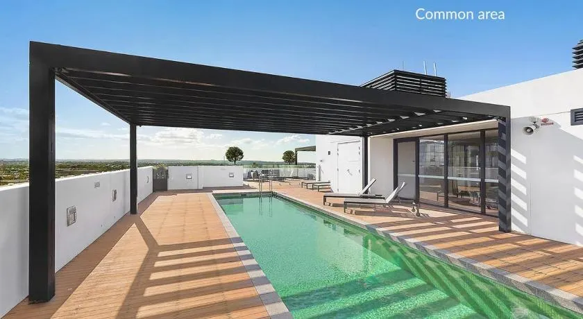 Modern Spacious City Pad with Rooftop Pool and Gym - Image 1