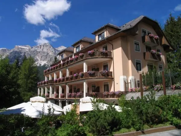 Boutique Hotel Villa Blu Cortina D'Ampezzo - Image 1
