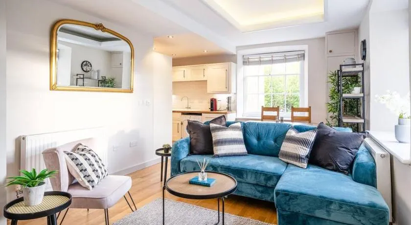 Fantastic, Spacious 2 Bedroom Apartment in Converted Chapel - Image 1