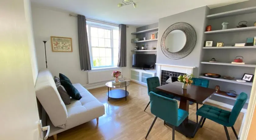 London Waterloo Apartment - Image 1