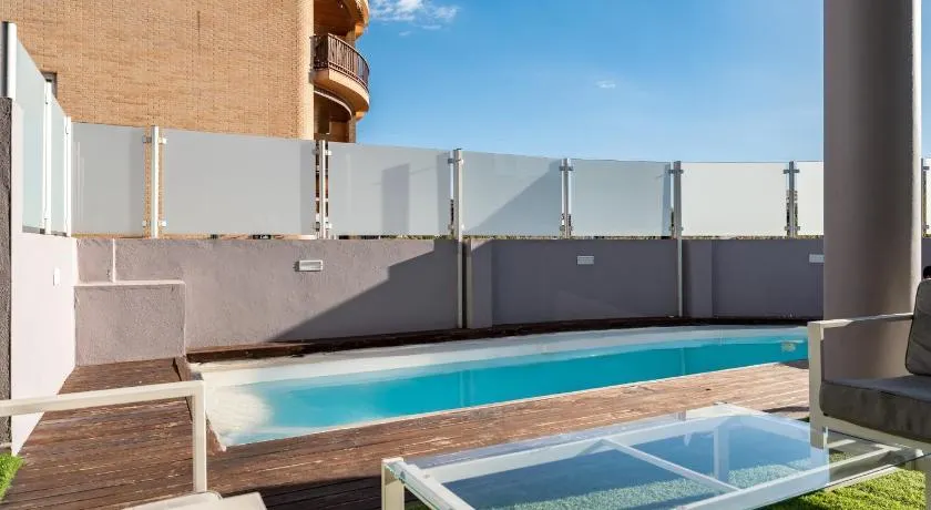 Villa avec piscine privée, jacuzzi et jardin | Vue jardin - Image 1