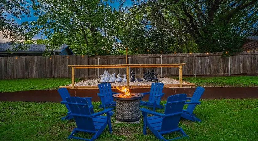 Spacious 4-Bedroom Home at Austin Hideaway, Hot Tub, Fire Pit, Giant Chess, Arcade, Free Parking, Accommodate up to 12 Guests - Image 1