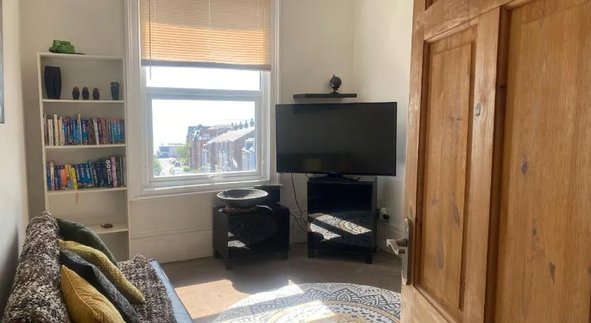 Pet Friendly Top Floor Apt w Sea View Sleeps 5 - Image 1