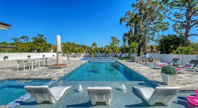 Stay & Play Sarasota - Image 1