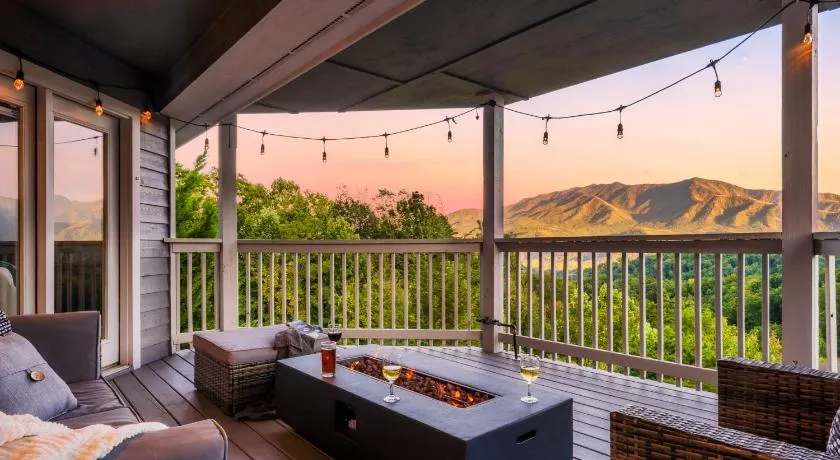 Mountain Moonrise 3BR 3BA - Scenic Falls, Mtn View, Hot Tub, Gameroom, Firepit - Sleep 8- - Image 1