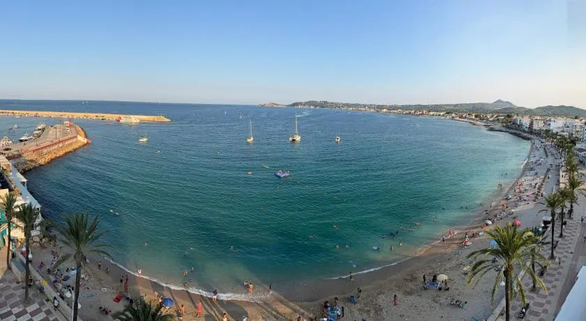 Studio with lovely sea views - Image 1