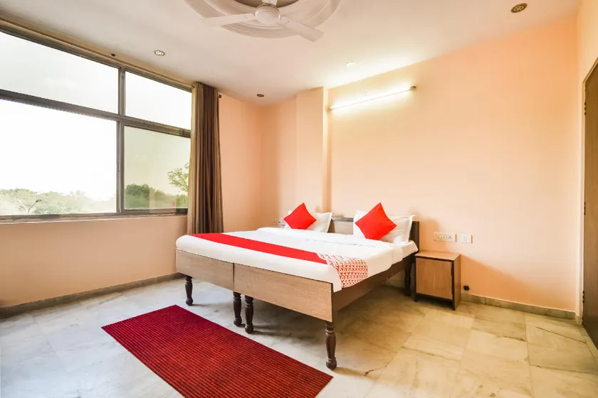 OYO Flagship 62492 Hotel Royal Residency - Image 1