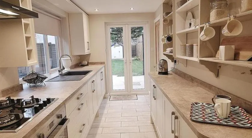 EasyRest Spalding - 6 Beds & Free Parking - Central & Quiet Location - Entire Spacious House - Image 1