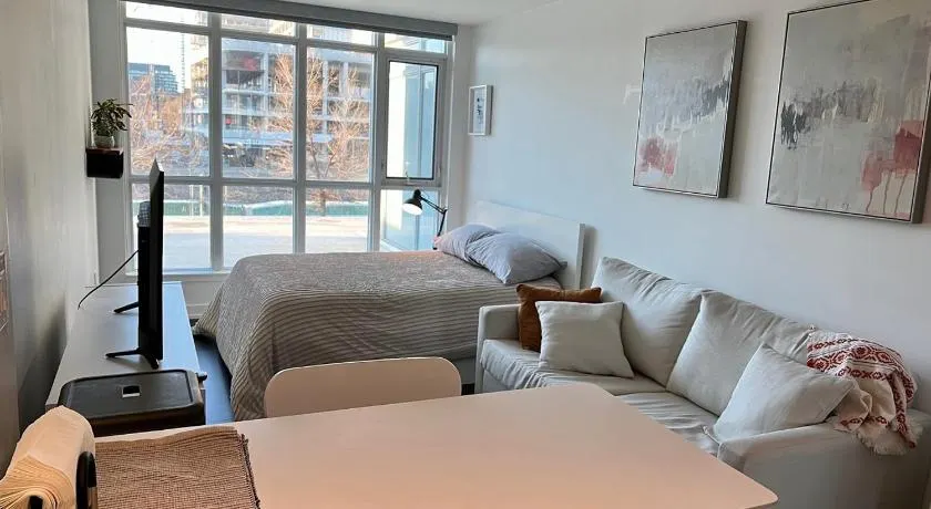 Cozy Condo near CN Tower - Image 1