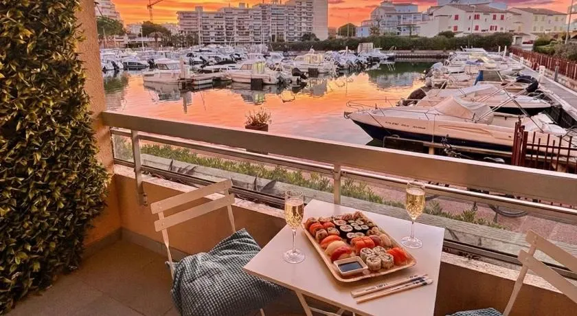Magnifique T2 au calme avec une superbe vue sur le port - Image 1