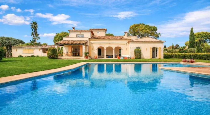 Stunning Villa in Antibes Juan-les-Pins For Party or Family - Image 1