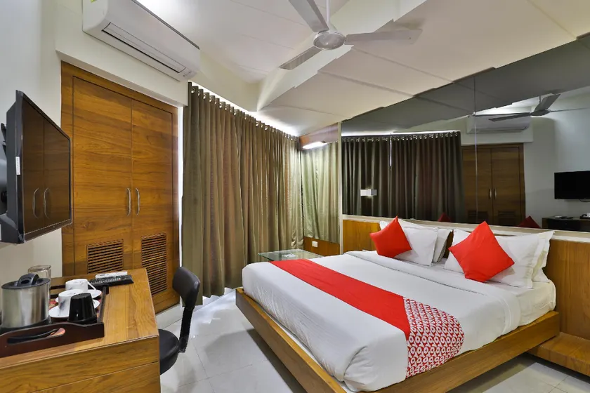 OYO Flagship 36648 Hotel Waterlily - Image 1