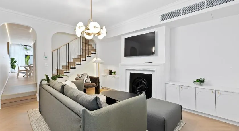 5BR Terrace House, Rooftop Spa & Amazing City View - Image 1