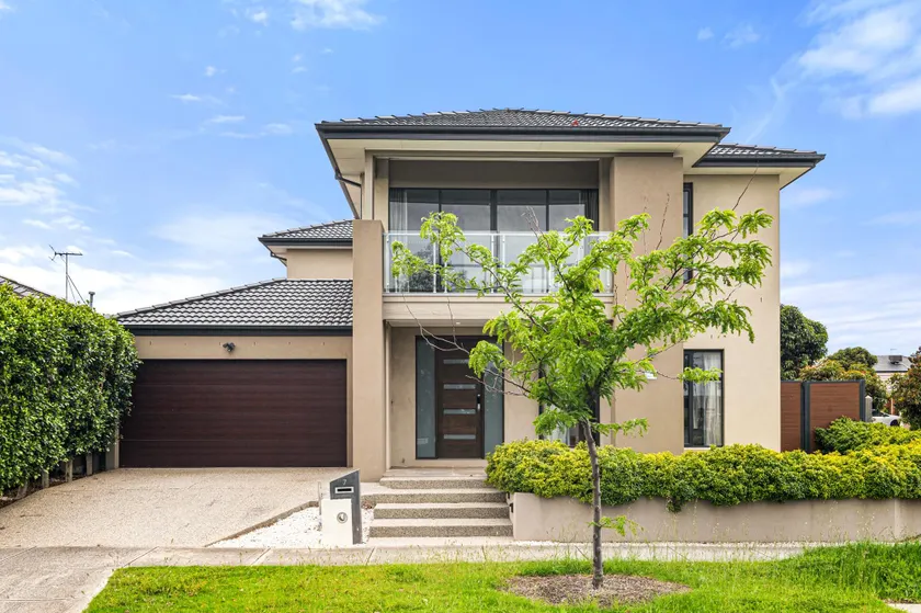 Spacious 5-Bed Home in Peaceful Point Cook - Image 1
